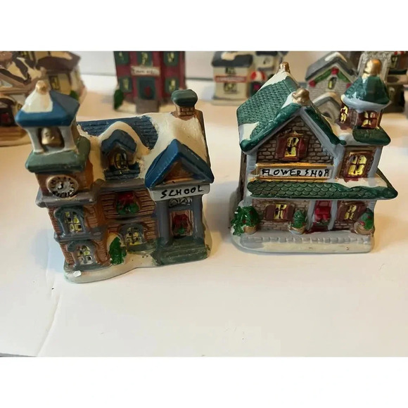 Greenbrier Intl. Lot of Twelve (12) Lighted Houses Stores, etc - Picture 7 of 12